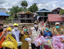 Sambil Pantau Kondisi Banjir, Bupati Mura Salurkan Bantuan Peralatan Bayi Bagi Ibu Hamil