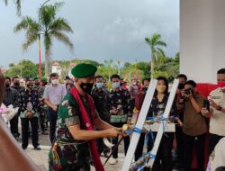 Sambut Dandim 1013 Muara Teweh dengan Acara Adat Dayak