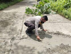 Keren! Bhabinkamtibmas Polsek Tanah Siang Peduli Perbaiki Jalan