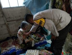 Nenek Lansia di Olong Nango Terima Bantuan dari Aipda Ramot Manurung