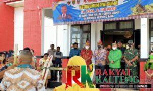 Tiba di Kabupaten Murung Raya, Ketua Umum PWI Pusat Disambut Dengan Prosesi Potong Pantan