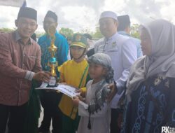 Waket II DPRD Mura Serahkan Hadiah Bagi Pemenang Pawai Akbar Tingkat SD