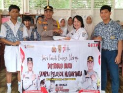 Kabid Dispursip Mura Dampingi Polsek  Murung Salurkan Buku Bacaan Ke Sekolah