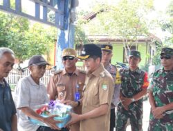 Pa Sandi Kodim 1013/Mtw Dampingi Pemkab Serahkan Sembako Untuk Warga Terdampak Banjir