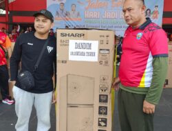 Wakili Dandim, Pabung Kodim 1013 Muara Teweh Serahkan Hadiah Kulkas Dua Pintu