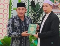 Waket II DPRD Mura Dukung Bidang Keagamaan dengan Sumbang Puluhan Alquran