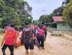 BPBD, TNI-POLRI Bantu Warga di Lokasi Banjir