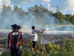 Personil BPBD Padamkan Api di Pulo Basan