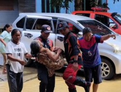 Anggota BPBD Mura Bantu Evakuasi Warga di Banjir Dirung Lingkin