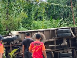 BPBD Mura Bantu Evakuasi Truk Terbalik di Jalan Poros Puruk Cahu – Muara Teweh