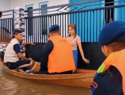 BPBD Bagikan Nasi Bungkus kepada Warga Terdampak Banjir