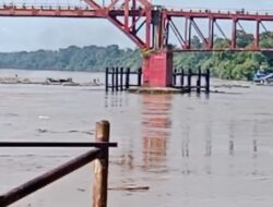 Kayu Rakit Milik KTA Hantam Fender Jembatan Merdeka