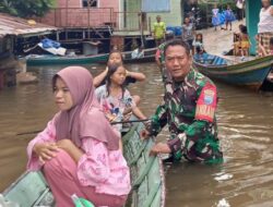 Danramil Kecamatan Permata Intan Bersama Anggotanya Berjibaku Bantu Warga Kebanjiran