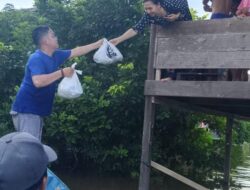 Kades Danau Usung Salurkan Bantuan Makanan  Kepada Warganya korban banjir