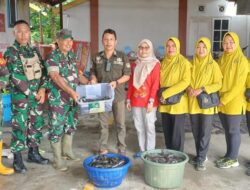 Dandim 1013 MTW Berikan Bantuan 100 KG Ikan Lele Untuk Dimasak di Dapur Umum Posko Banjir