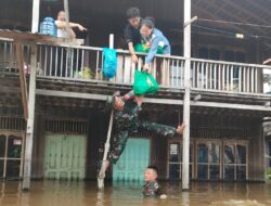 Dandim 1013/Mtw Terjun Langsung Berikan Bantuan Masyarakat Korban Banjir