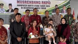 HADIRI MUSRENBANG RKPD – Anggota DPRD Barito Utara, Jiha, Nuur (dua dari kiri) saat menghadiri Musrenbang RKPD di Kecamatan Teweh Timur, belum lama ini.