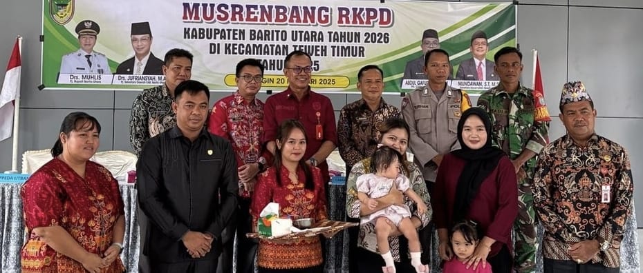 HADIRI MUSRENBANG RKPD – Anggota DPRD Barito Utara, Jiha, Nuur (dua dari kiri) saat menghadiri Musrenbang RKPD di Kecamatan Teweh Timur, belum lama ini.