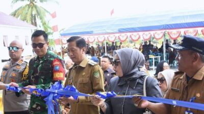 PERESMIAN - Ketua DPRD Barito Utara Hj Mery Rukaini (dua dari kanan) bersama PJ Bupati, Drs Muhlis (tiga dari kiri), serta Camat Montallat (satu dari kanan) dan lainnya menyaksikan peresmian gedung Serbaguna di Kecamatan Montallat, Selasa (18/2).