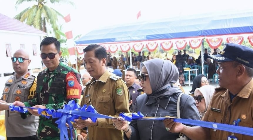 PERESMIAN - Ketua DPRD Barito Utara Hj Mery Rukaini (dua dari kanan) bersama PJ Bupati, Drs Muhlis (tiga dari kiri), serta Camat Montallat (satu dari kanan) dan lainnya menyaksikan peresmian gedung Serbaguna di Kecamatan Montallat, Selasa (18/2).