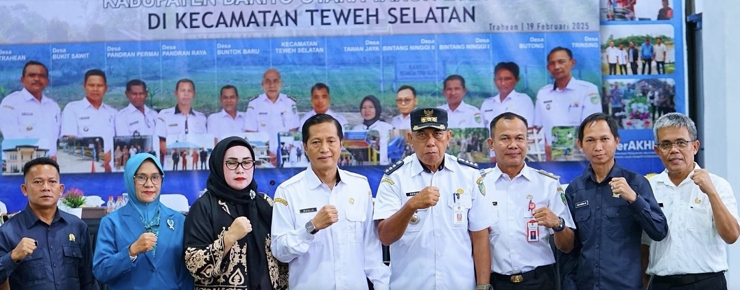 ANGGOTA DPRD HADIRI MUSRENBANG-Anggota DPRD Barito Utara, Ardianto (satu dari kiri) dan Patih Herman AB (dua dari kanan) saat menghadiri kegiatan Musrenbang Kecamatan Teweh Selatan bersama Pj Bupati, Staf Ahli Bupati, Rabu (19/2).