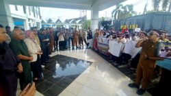 SAMPAIKAN ASPIRASI KE DPRD-Sejumlah tenaga honorer lingkup Pemkab Barito Utara mendatangi gedung DPRD Barito Utara untuk menyampaikan aspirasinya terkait ke DPRD Barito Utara, Senin (10/2).