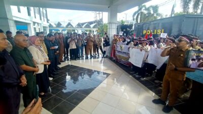 SAMPAIKAN ASPIRASI KE DPRD-Sejumlah tenaga honorer lingkup Pemkab Barito Utara mendatangi gedung DPRD Barito Utara untuk menyampaikan aspirasinya terkait ke DPRD Barito Utara, Senin (10/2).