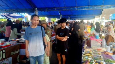 KUNJUNGI PASAR WADAI RAMADHAN – Anggota DPRD Barito Utara, Patih Herman AB bersama keluarga mencari jajanan makanan kue untuk berbuka puasa, usai pembukaan oleh Pj Bupati Barito Utara, Sabtu (1/3).