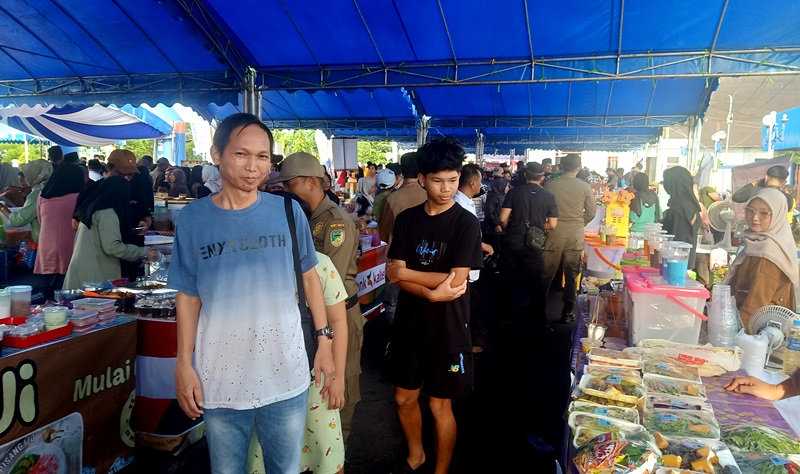 KUNJUNGI PASAR WADAI RAMADHAN – Anggota DPRD Barito Utara, Patih Herman AB bersama keluarga mencari jajanan makanan kue untuk berbuka puasa, usai pembukaan oleh Pj Bupati Barito Utara, Sabtu (1/3).